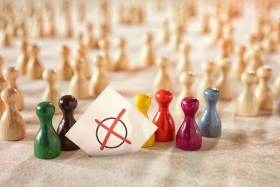 Auf dem Bild sind Spielfiguren in verschiedenen Farben, die die Parteien symbolisieren sollen.